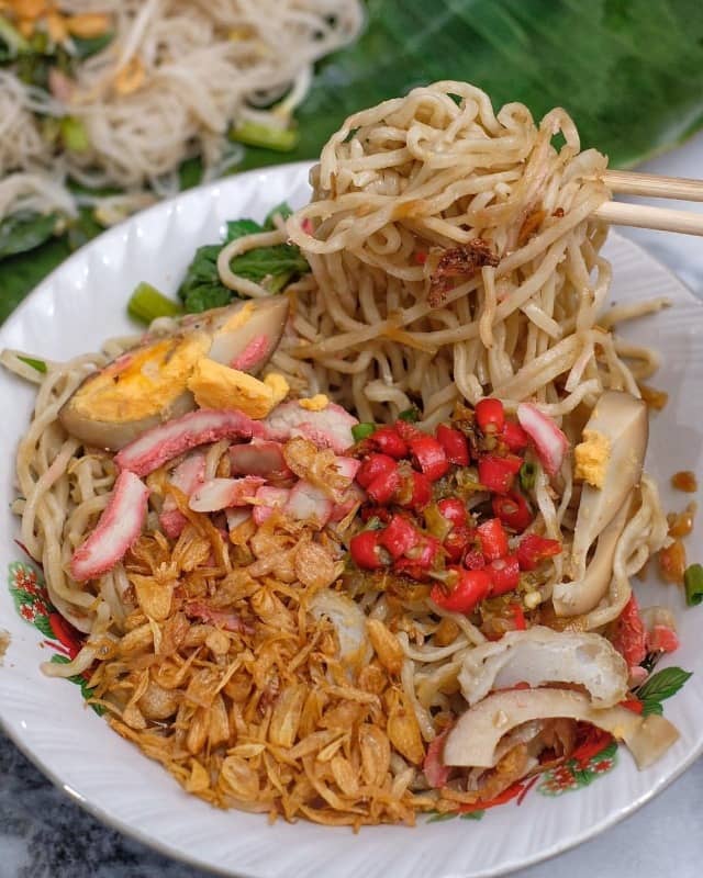 mie karet atak