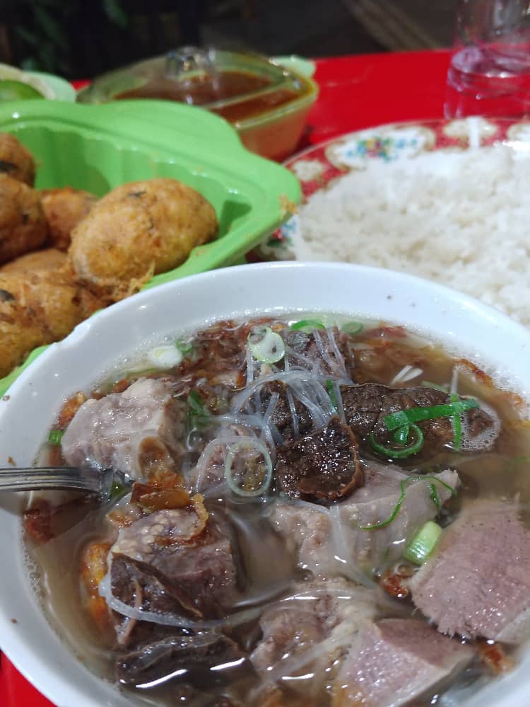 Sop Lidah Ibu Rina Makassar