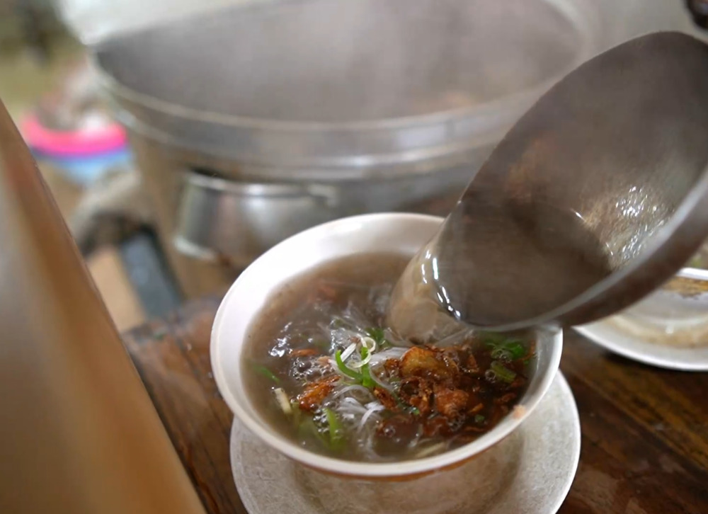 kuliner sop khas makassar