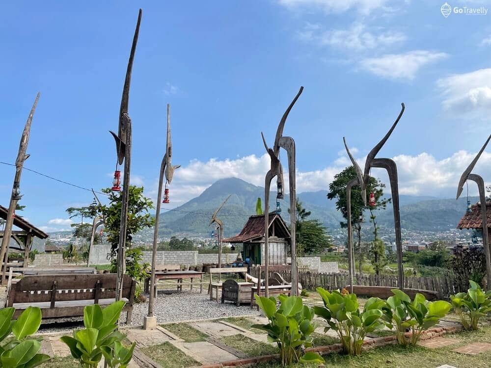 Rumah makan nuansa alam di batu