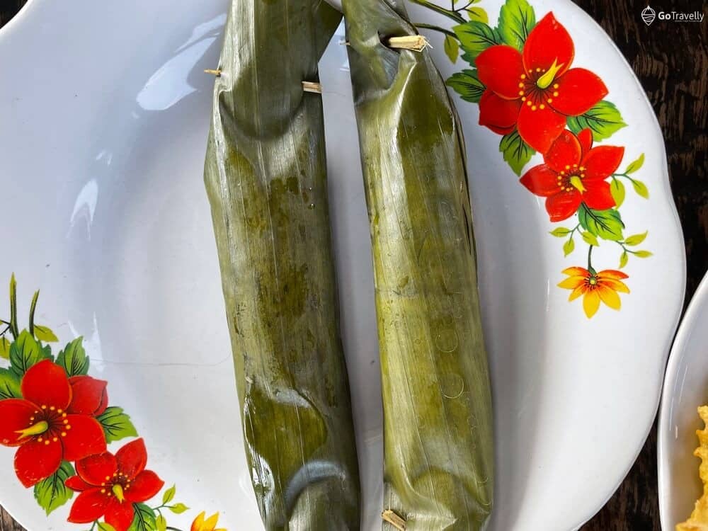 Restoran dengan makanan enak di batu