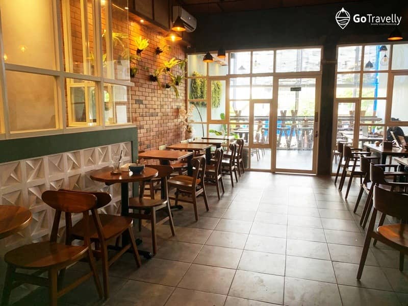 ruangan fas cafe surabaya