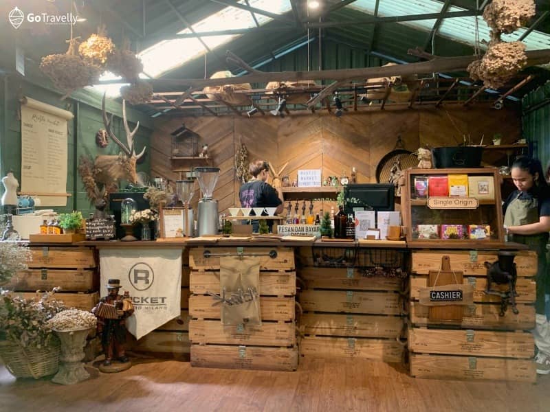 bagian dalam ruang rustic market surabaya