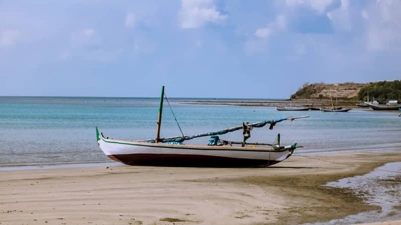 pantai mombhul bawean