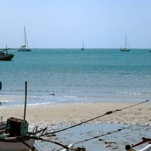 pantai mombhul bawean