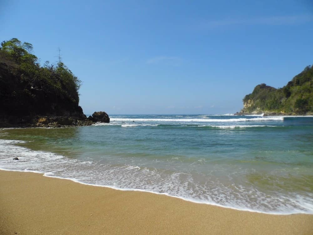pemandangan pantai pangi