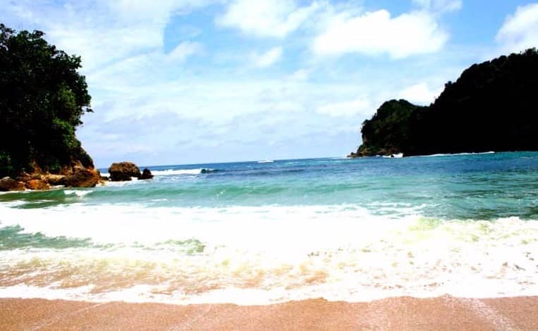 pemandangan pantai pangi