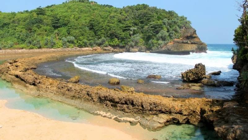 pantai batu bengkung