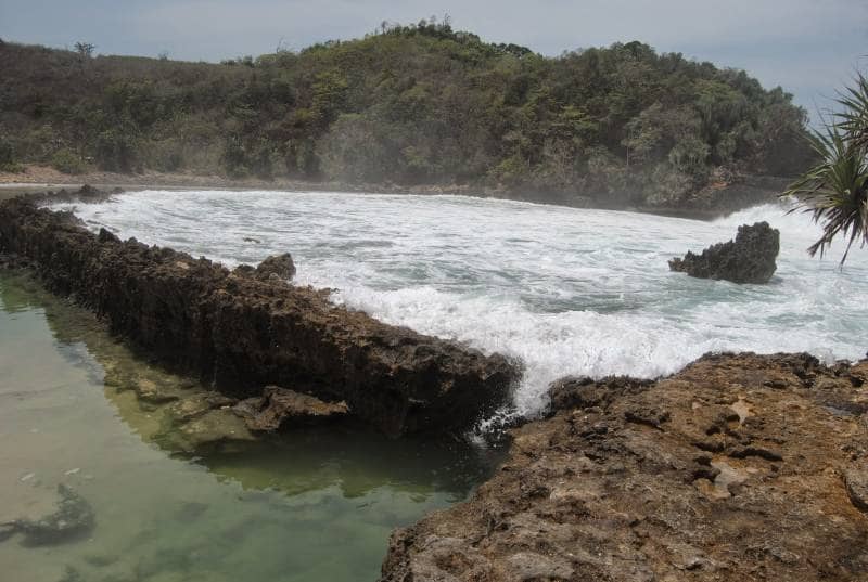 pantai batu bengkung