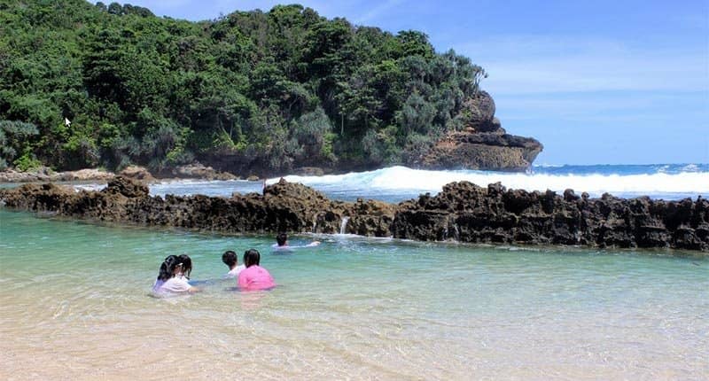 pantai batu bengkung