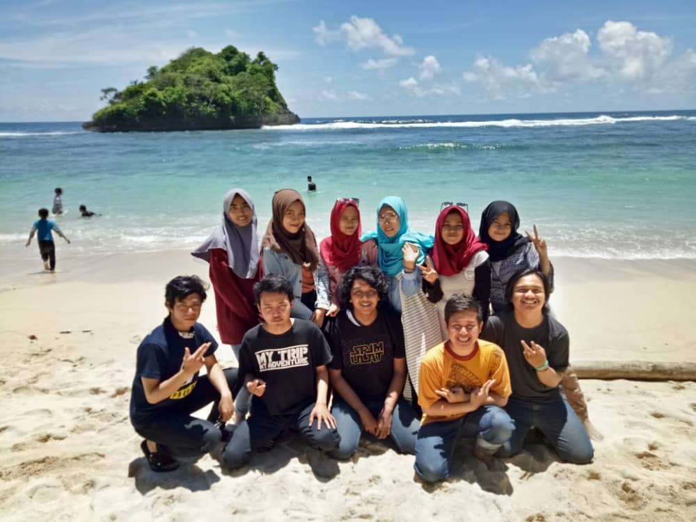 pantai teluk asmara