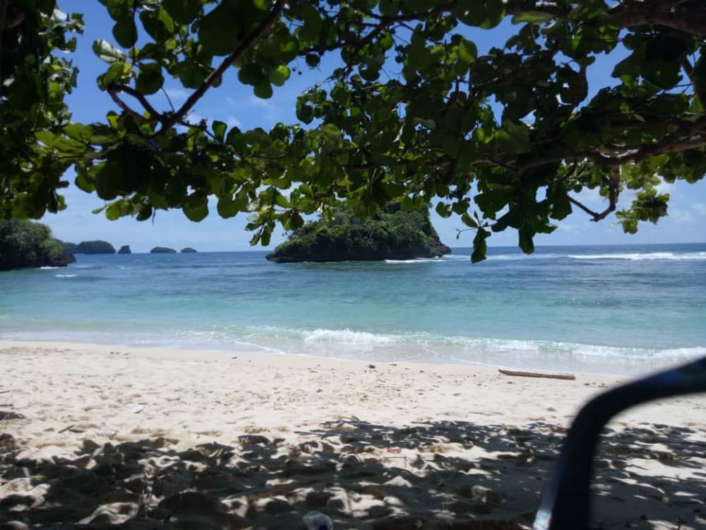 pantai teluk asmara