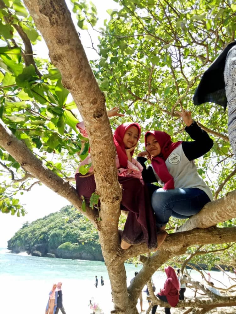 pantai teluk asmara