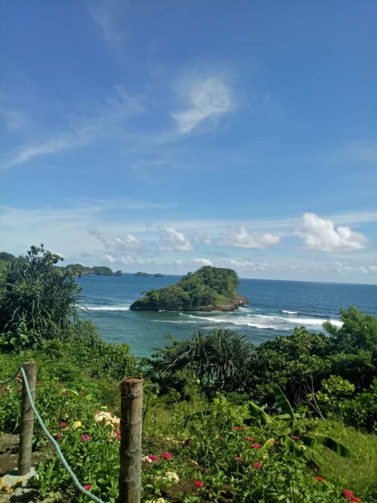 pantai teluk asmara