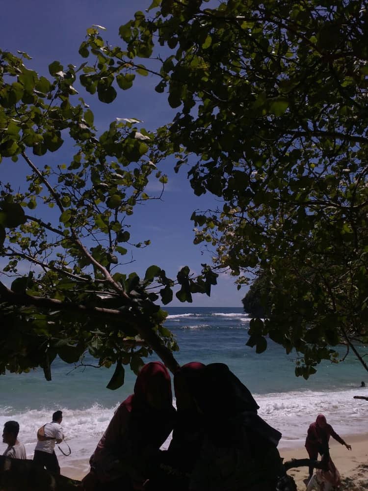 pantai teluk asmara