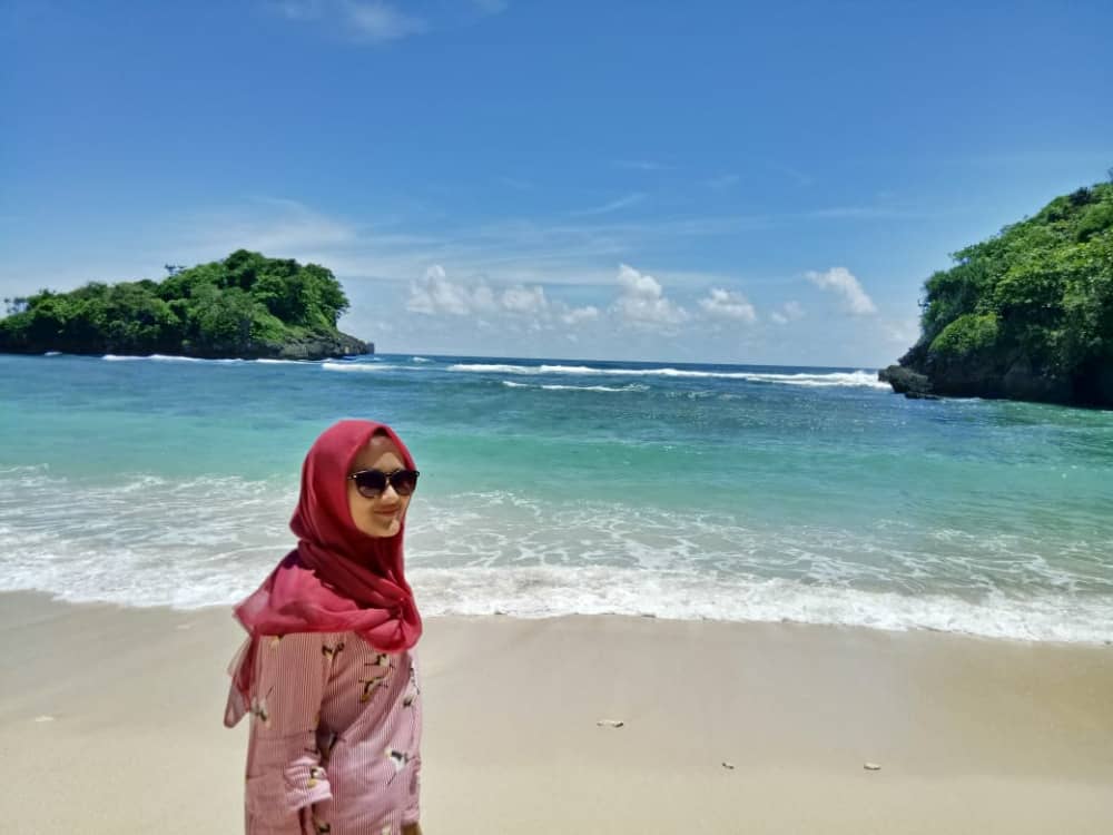 pantai teluk asmara