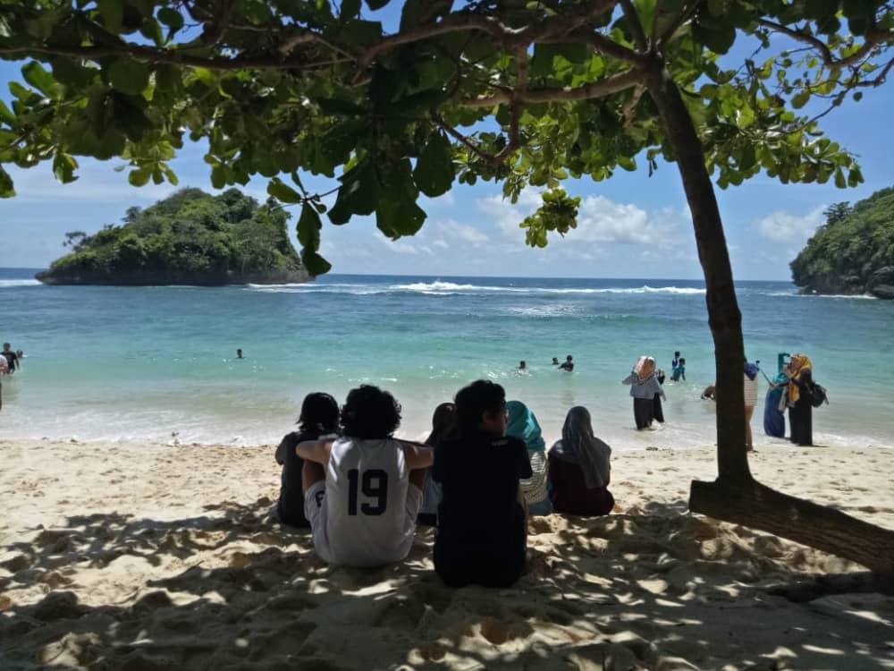 pantai teluk asmara