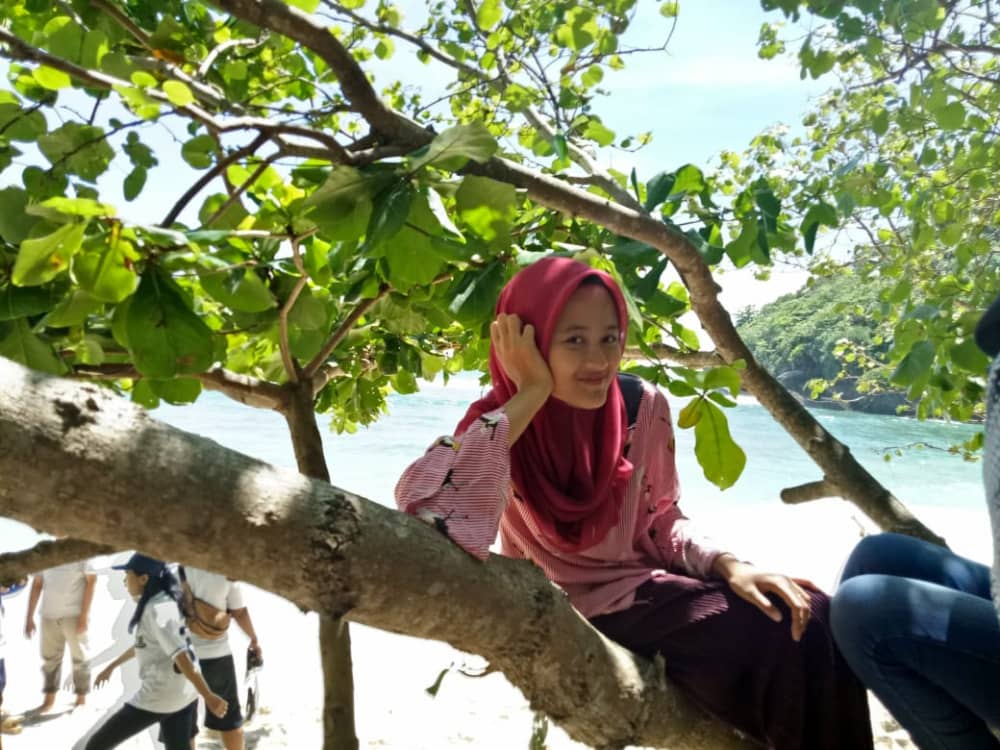 pantai teluk asmara